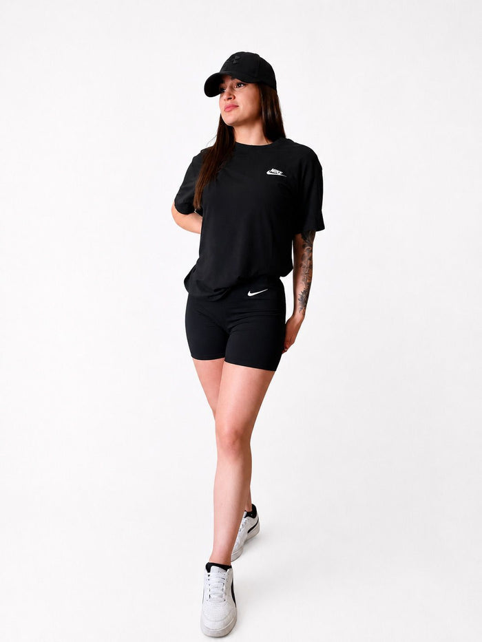 Conjunto deportivo mujer camiseta y short Nike estilo casual